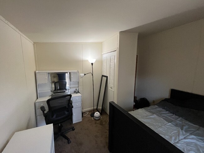 1040 N Pleasant St in Amherst, MA - Building Photo - Building Photo