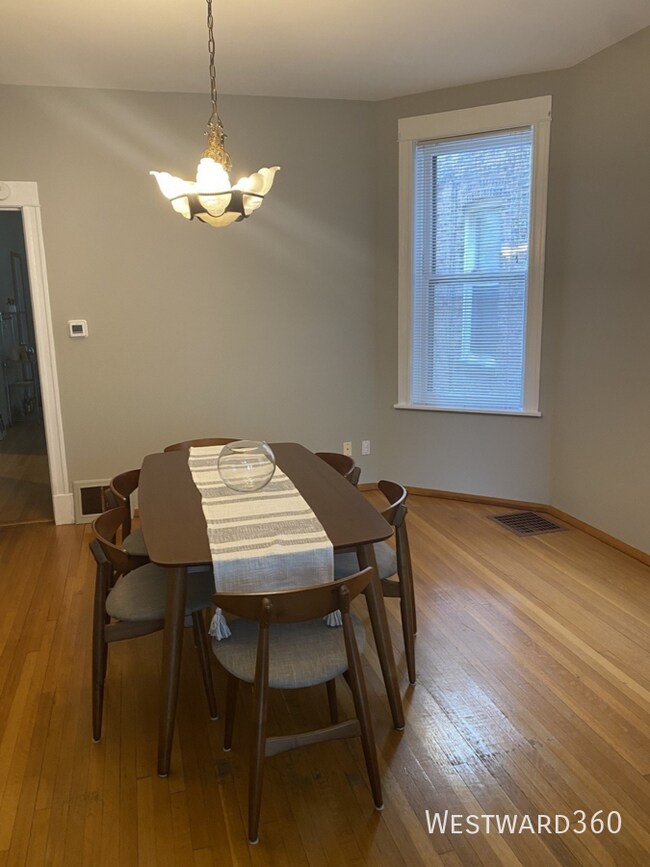 2252 W Leland Ave-Unit -#1 in Chicago, IL - Building Photo - Building Photo