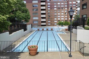 1121 Arlington Blvd in Arlington, VA - Building Photo