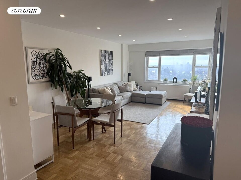 60 E 8th St in New York, NY - Building Photo