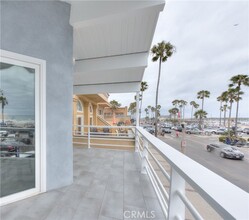 2206 W Oceanfront in Newport Beach, CA - Building Photo - Building Photo