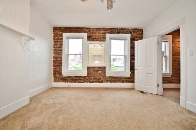 121 S 16th St, Unit 2 in Pittsburgh, PA - Foto de edificio - Building Photo