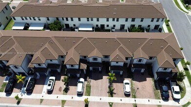 11042 W 33rd Ln in Hialeah, FL - Foto de edificio - Building Photo