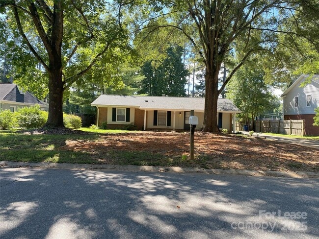 7104 Lake Dr in Matthews, NC - Building Photo - Building Photo