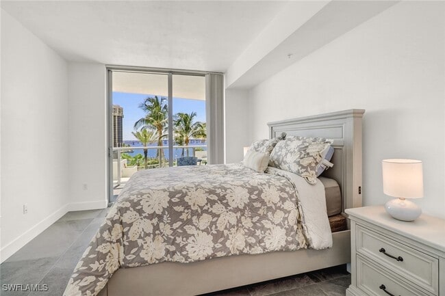 3000 Oasis Grand Blvd