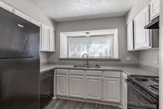 Preston Racquet Club Apartments in Dallas, TX - Building Photo - Interior Photo