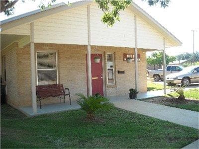 404 Medina St in Cotulla, TX - Building Photo - Building Photo