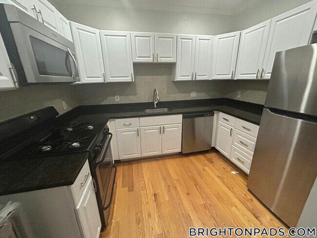 1789 Commonwealth Ave, Unit 1 in Boston, MA - Building Photo - Building Photo