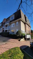780 River Rd, Unit 373 in Edgewater, NJ - Building Photo