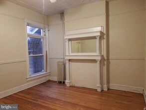 2802 N Calvert St, Unit Private in Baltimore, MD - Building Photo - Building Photo