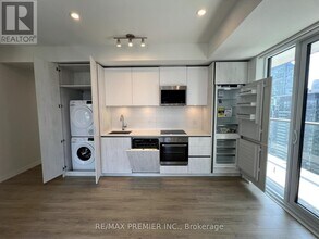 8-3418 Widmer St in Toronto, ON - Building Photo - Building Photo