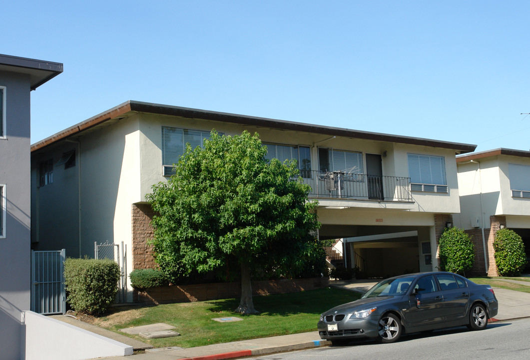 141 S Magnolia Ave in Millbrae, CA - Building Photo