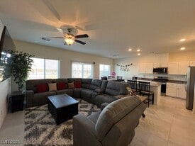 380 Larksong Ave in Whitney, NV - Building Photo