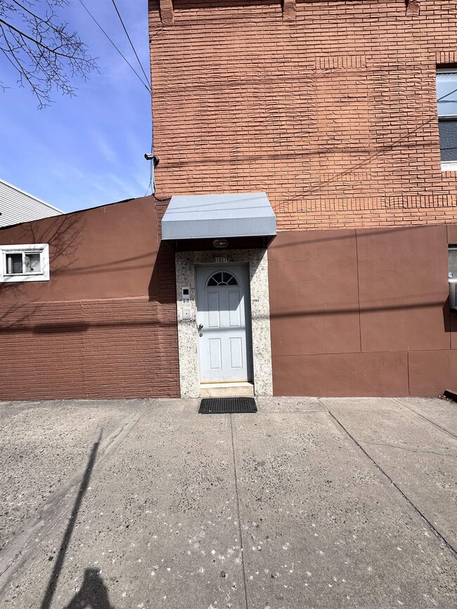 1027 West Side Ave in Jersey City, NJ - Building Photo - Building Photo