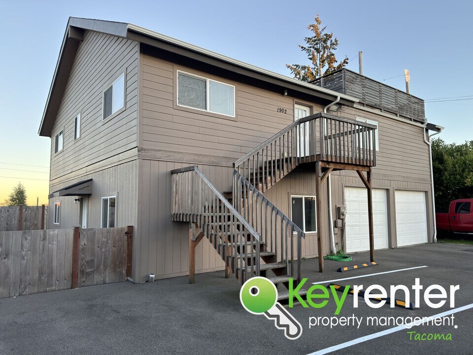 1902 S Sheridan Ave-Unit -Unit A (Upstairs) in Tacoma, WA - Building Photo