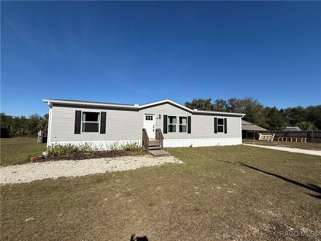 5469 W Grovepark Rd in Dunnellon, FL - Building Photo - Building Photo