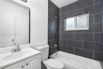 730 NE 128th St in North Miami, FL - Foto de edificio - Building Photo