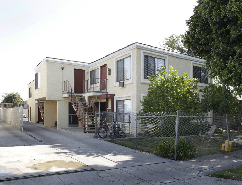 11835 Hamlin St in North Hollywood, CA - Building Photo