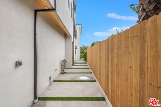 726 Robinson St in Los Angeles, CA - Building Photo - Building Photo