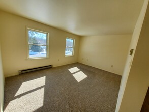 35 Princeton Ave, Unit 2nd Floor in Rocky Hill, NJ - Foto de edificio - Building Photo
