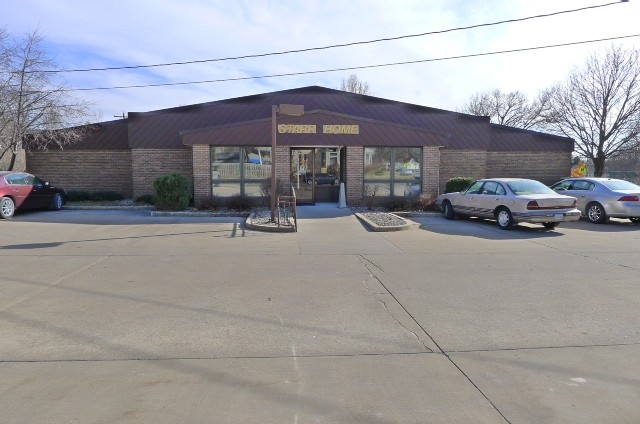 302 N Grand Ave in Charles City, IA - Foto de edificio