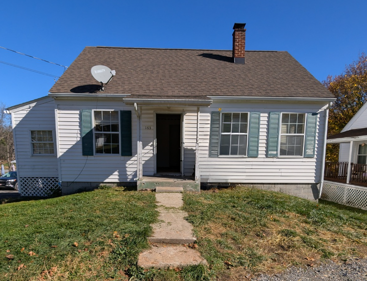 163 McCoole Ave in Paw Paw, WV - Building Photo