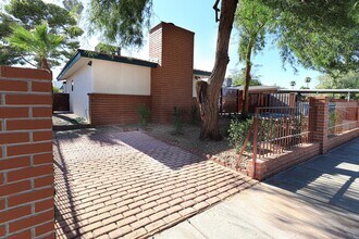 2100 Santa Ynez Dr in Las Vegas, NV - Building Photo - Building Photo