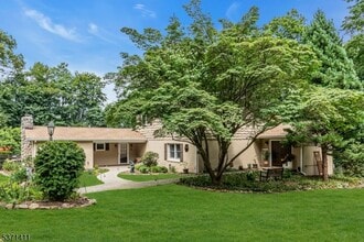 8 Crosby Ln in Oakland, NJ - Building Photo - Building Photo
