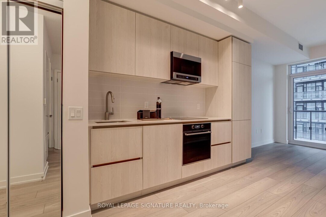 110 Broadway Ave in Toronto, ON - Building Photo