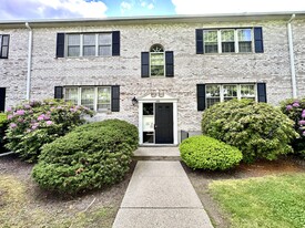 166 Lake Shore Rd, Unit 1 in Boston, MA - Building Photo