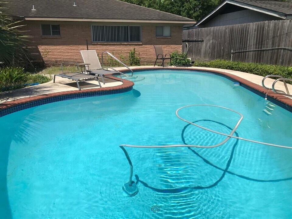 5471 Kuldell Dr in Houston, TX - Building Photo