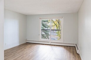 Christopher County in Edmonton, AB - Building Photo