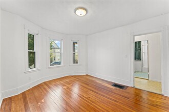 31 Cameron Ave, Unit 2 in Somerville, MA - Building Photo - Building Photo
