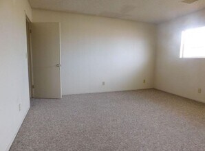 616 W Graaf Ave, Unit 2 in Ridgecrest, CA - Foto de edificio - Building Photo