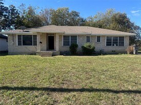 4651 C L Veasey Blvd in Dallas, TX - Building Photo