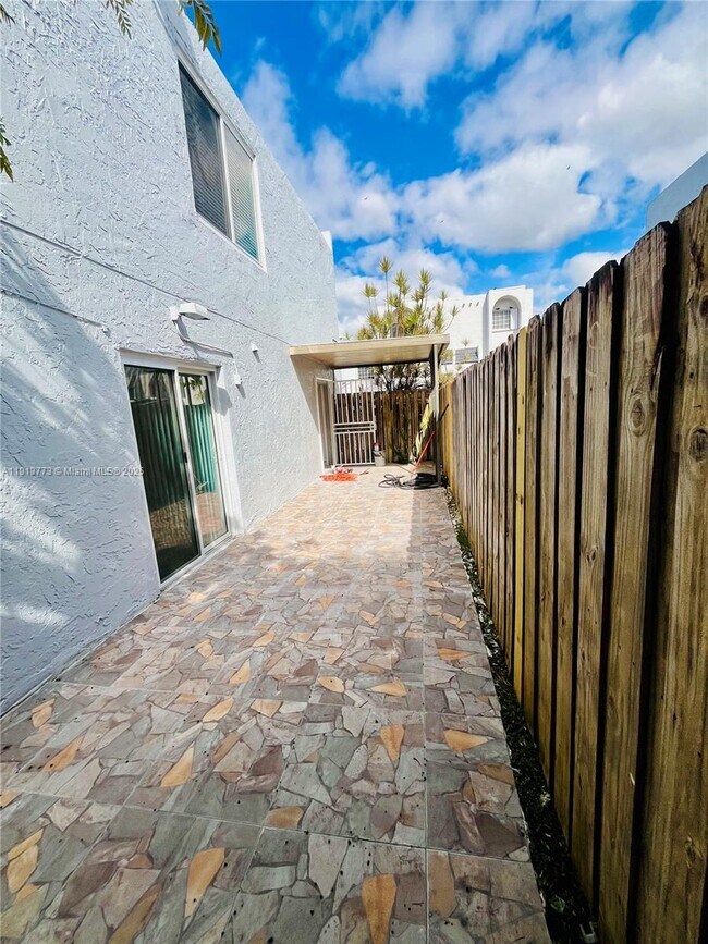 1070 W 43rd Pl in Hialeah, FL - Building Photo - Building Photo