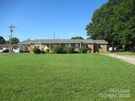 2084 Shuford Rd in Lincolnton, NC - Building Photo