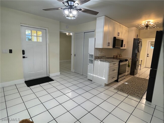 2305 Clifford St in Ft. Myers, FL - Foto de edificio - Building Photo