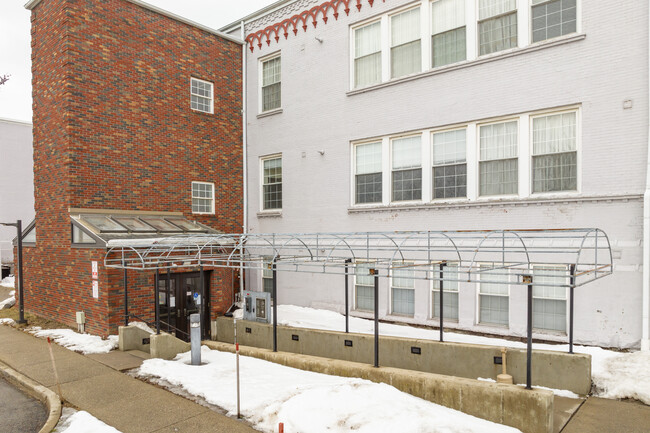 Joseph Presti Sr. Apartments in Niagara Falls, NY - Foto de edificio - Building Photo