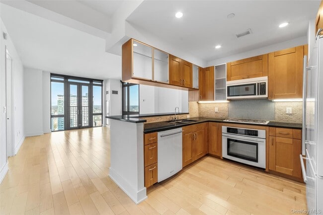 property at 175 Huguenot St