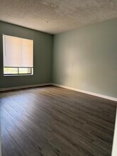 718 Sunny Pine Way in Greenacres, FL - Foto de edificio - Building Photo