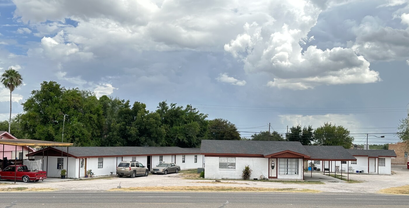 164 W Old Highway 83 in Rio Grande City, TX - Building Photo