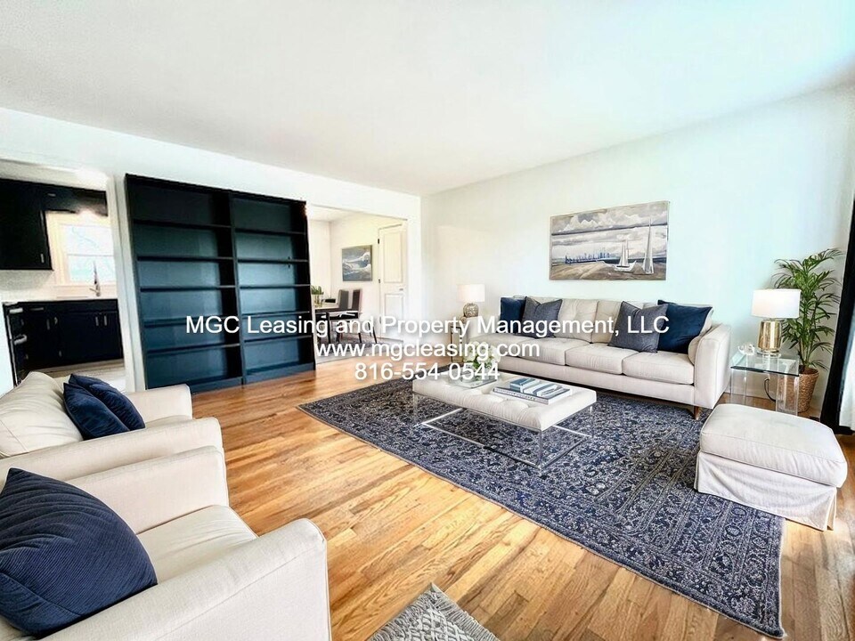 223 SW Opal Dr in Lee's Summit, MO - Building Photo