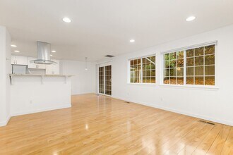 813 141st Pl SE-Unit -Duplex in Bellevue, WA - Building Photo - Building Photo