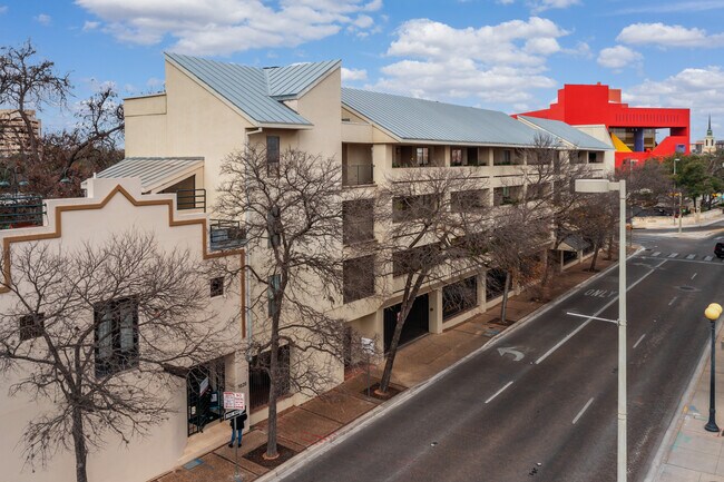 1022 N Navarro St in San Antonio, TX - Foto de edificio - Building Photo