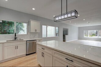1243 Meadowbrook Ave in Los Angeles, CA - Building Photo - Building Photo