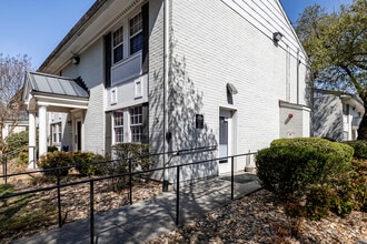 Quarterpath Place in Williamsburg, VA - Foto de edificio - Building Photo