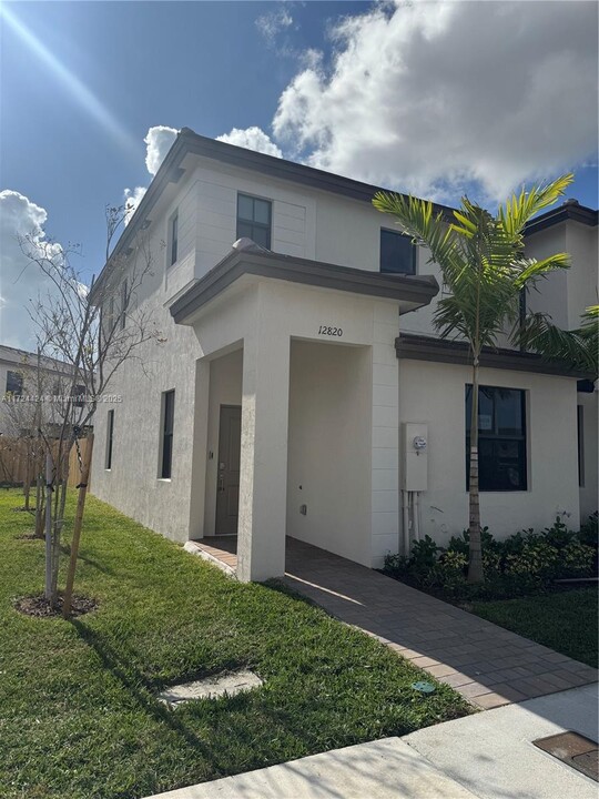 12820 SW 232nd Ter in Miami, FL - Building Photo