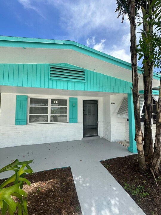 9308 N Military Trl in West Palm Beach, FL - Building Photo