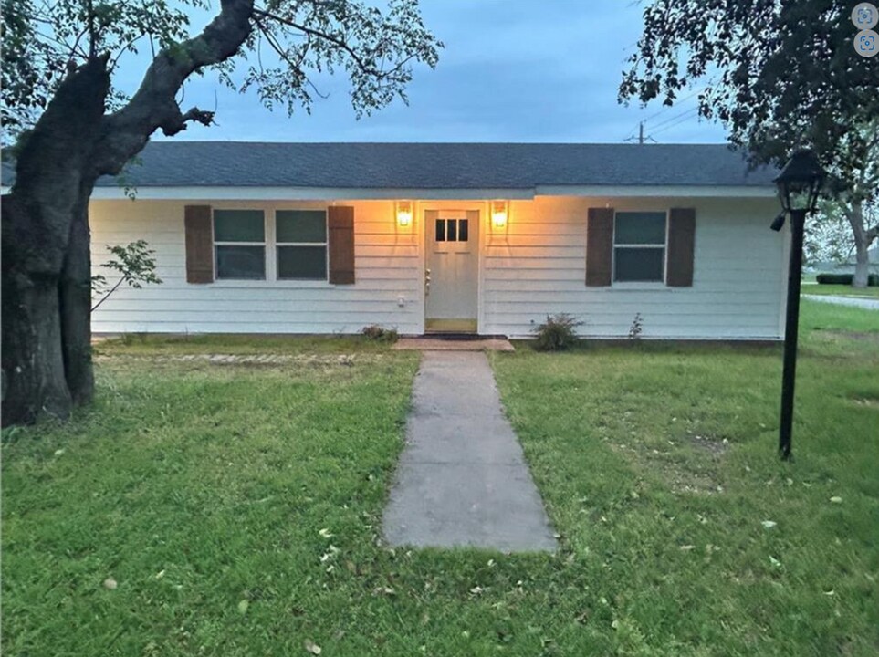 309 Lynch St in Smithville, TX - Building Photo
